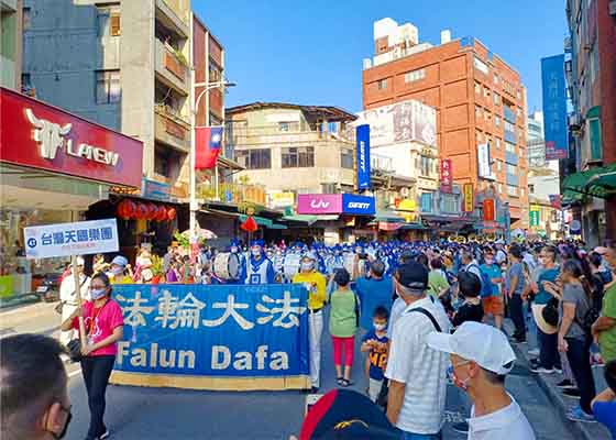 Image for article Taiwan : Le Tian Guo Marching Band participe au défilé du festival des arts environnementaux de la ville de Tamsui à New Taipei