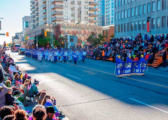Image for article Canada : Retour du défilé du jour de « l’Action de grâce » avec la musique entraînante du Tian Guo Marching Band 