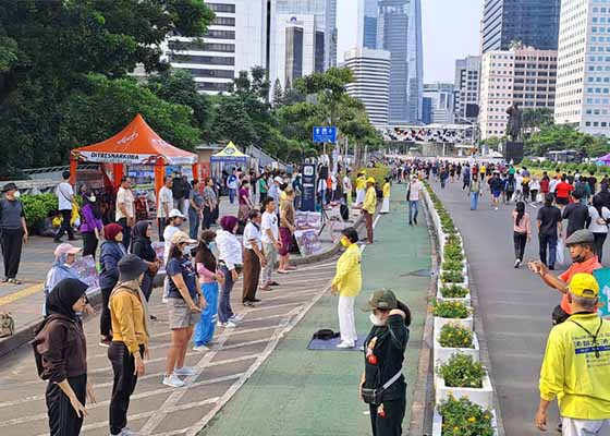 Image for article Jakarta, Indonésie : Présentation du Falun Dafa lors de la journée sans voiture