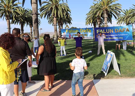 Image for article Los Angeles, États-Unis : Présenter le Falun Dafa au Festival Irvine Global Village