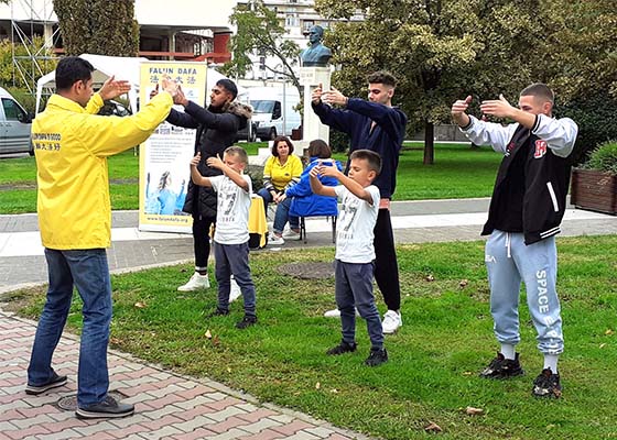 Image for article Baia Mare, Roumanie : Présentation du Falun Dafa au festival de la Châtaigne