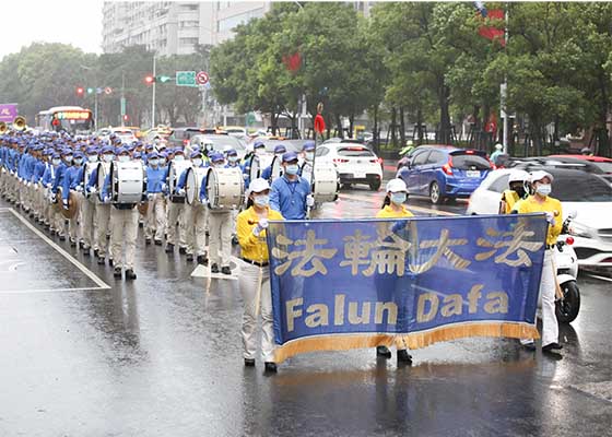 Image for article Taipei, Taïwan : Des spectateurs émus par un grand défilé sous la pluie, soutenant 400 millions de démissions du PCC