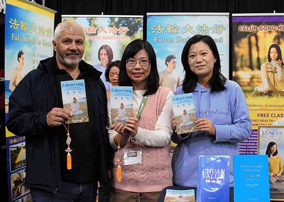 Image for article Canada : Le Falun Dafa accueilli lors du 35<SUP>e</SUP> Salon international de la motoneige à Toronto
