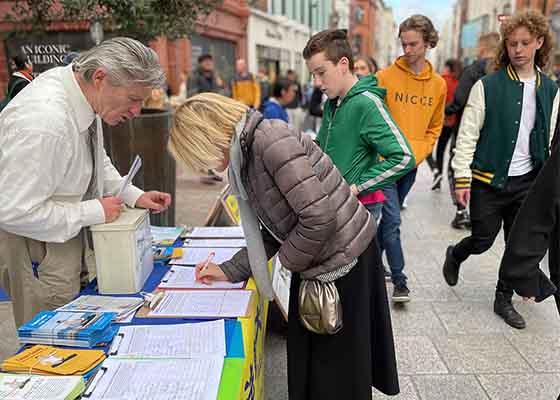 Image for article Irlande : Habitants et touristes à Dublin soutiennent les pratiquants dans leurs efforts pour dénoncer la persécution