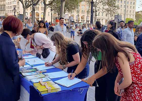 Image for article Barcelone, Espagne : Le public condamne la persécution du Falun Dafa lors d’une activité sur la Plaza Catalunya