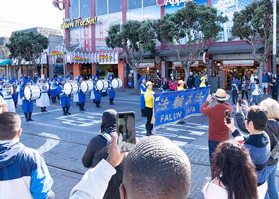 Image for article Californie : Le défilé de la Journée des anciens combattants de San Francisco accueille des pratiquants de Falun Dafa