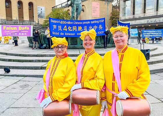 Image for article Une pratiquante suédoise apprend le tambourin de ceinture traditionnel chinois pour partager le message du Falun Dafa