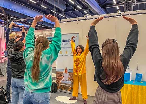 Image for article Stockholm, Suède : Les pratiquants de Falun Dafa passent un week-end enrichissant à une exposition sur la santé