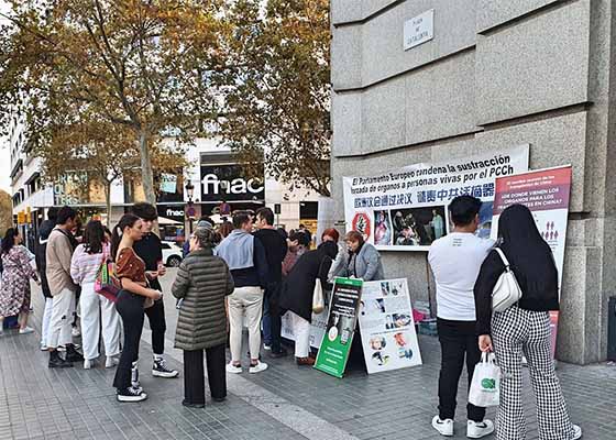 Image for article Barcelone, Espagne : Parler aux gens du Falun Dafa et les sensibiliser à la persécution