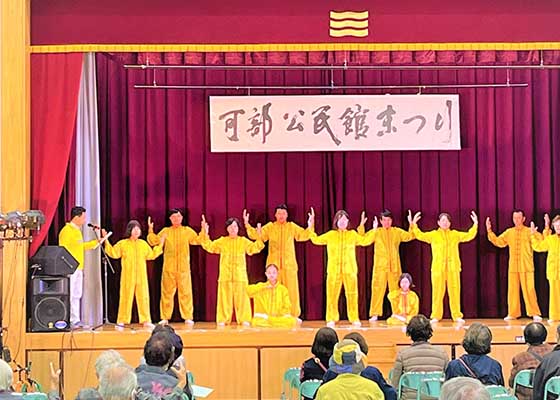 Image for article Hiroshima, Japon : Les gens s’intéressent au message d’espoir du Falun Dafa pendant les festivals d’automne