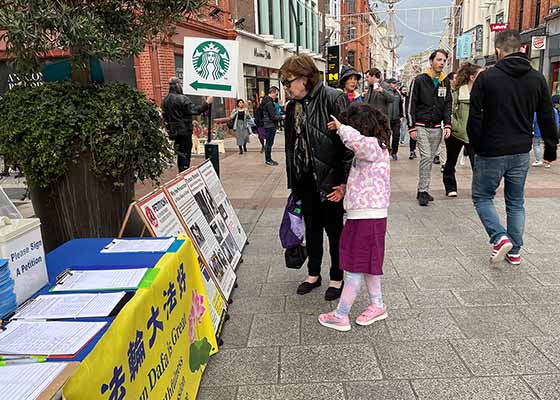 Image for article Des Chinois en Irlande remercient les pratiquants dénonçant la persécution : « Vous parlez au nom du peuple chinois »