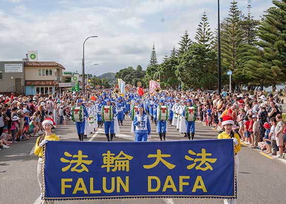 Image for article Nouvelle-Zélande : Les pratiquants de Falun Dafa remportent le premier prix lors d’un défilé de Noël