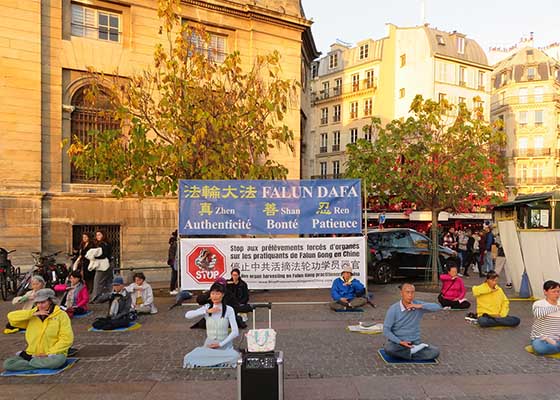 Image for article Paris, France : Les gens admirent les pratiquants qui éveillent les consciences au sujet de la persécution