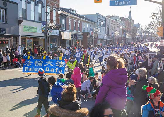 Image for article Canada : Le groupe du Falun Dafa de Toronto est invité à se produire dans quatre défilés de Noël