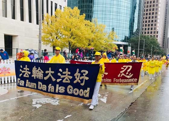 Image for article Houston, Texas : Les pratiquants de Falun Dafa participent au défilé de Thanksgiving