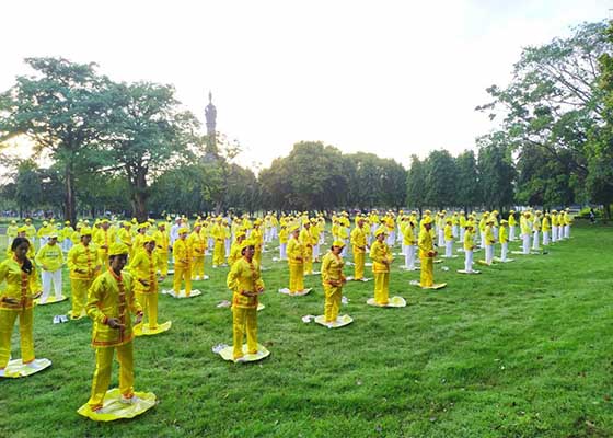 Image for article Indonésie : Les pratiquants présentent le Falun Dafa pendant la journée sans voiture
