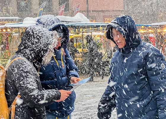 Image for article Une tempête de neige n’empêche pas les pratiquants de Falun Dafa de clarifier la vérité