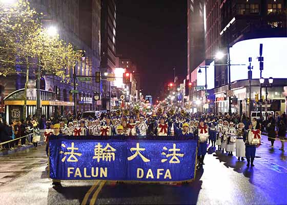 Image for article Le cortège du Falun Gong félicité lors du défilé des Fêtes de Philadelphie