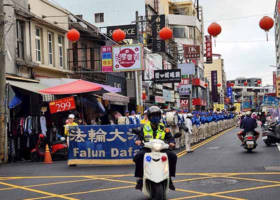Image for article Taïwan : Les spectateurs sont inspirés par le défilé du Falun Gong
