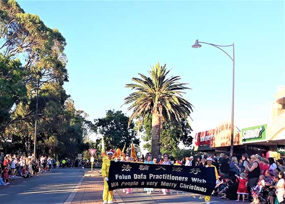 Image for article Australie occidentale : Le Falun Dafa remporte le premier prix du défilé de Noël de Mandurah