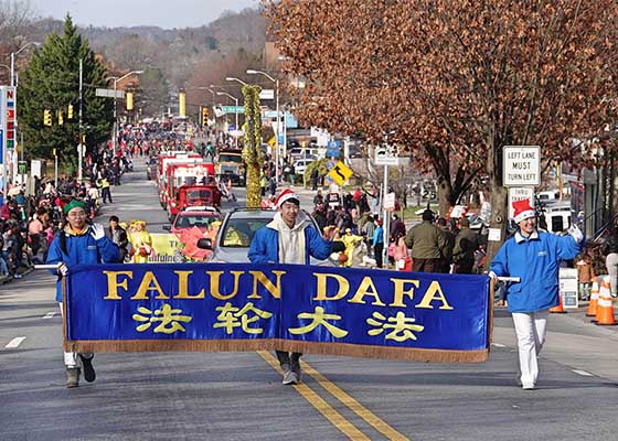 Image for article Washington D.C. : Des pratiquants de Falun Dafa remportent le premier prix pour leur char dans le défilé de Noël de Baltimore