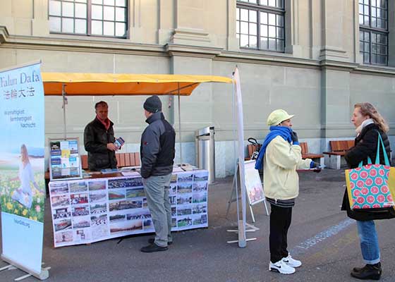 Image for article Berne, Suisse : Les pratiquants de Falun Gong sensibilisent à la persécution du régime communiste chinois
