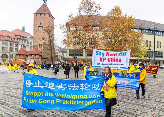 Image for article Nuremberg, Allemagne : Des personnes expriment leur soutien au Falun Dafa lors du défilé de la Journée des droits de l’homme