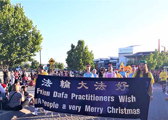 Image for article Australie-Occidentale : Les pratiquants de Falun Gong félicités pour leur performance inspirante lors du défilé de Noël