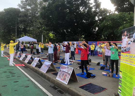 Image for article Indonésie : Des pratiquants présentent le Falun Dafa à des habitants de la région