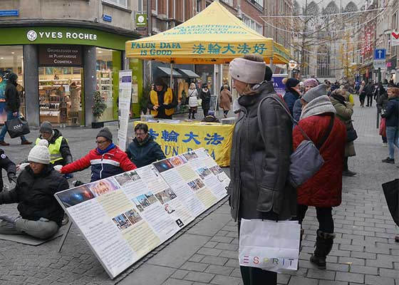Image for article Belgique : Des gens font l’éloge du principe du Falun Dafa lors de la Journée internationale des droits de l’homme 