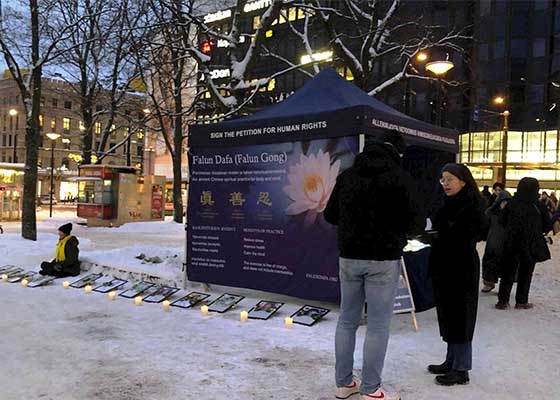 Image for article Helsinki, Finlande : Présentation du Falun Gong lors d’une veillée aux chandelles à l’occasion de la Journée des droits de l’homme