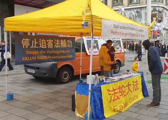 Image for article Autriche : Les pratiquants demandent la fin de la persécution du Falun Dafa par le régime communiste chinois