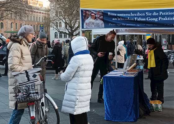Image for article Hanovre, Allemagne : Des habitants de Hanovre soutiennent l'effort des pratiquants de Falun Gong visant à mettre fin à la persécution qui se déroule en Chine