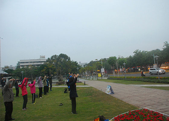 Image for article Chiayi, Taïwan : Les pratiquants de Falun Dafa se rassemblent à Chiayi pour célébrer le lever du soleil du Nouvel An