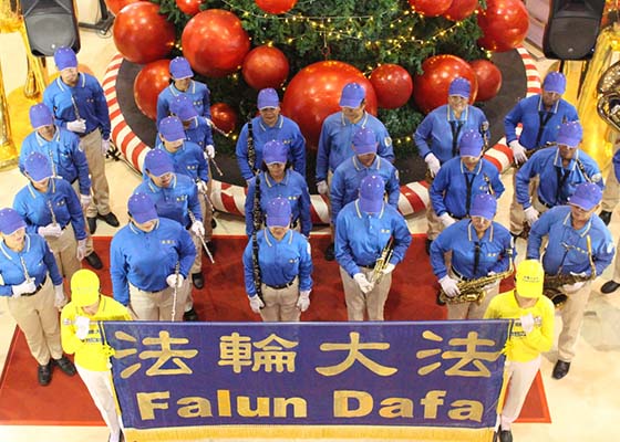 Image for article Bali, Indonésie : Des pratiquants présentent le Falun Dafa dans un centre commercial