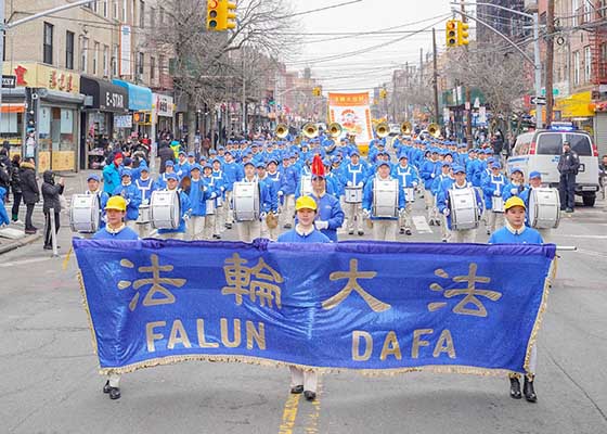 Image for article New York : Des spectateurs chinois font l’éloge du Falun Dafa lors d’un grand défilé