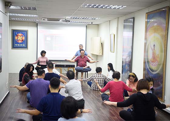 Image for article Singapour : Un participant au stage de Falun Dafa de neuf jours se sent heureux et serein tout en apprenant les exercices