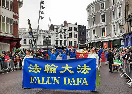 Image for article Irlande : Le Falun Dafa aux défilés de la Saint-Patrick à Cork et Limerick