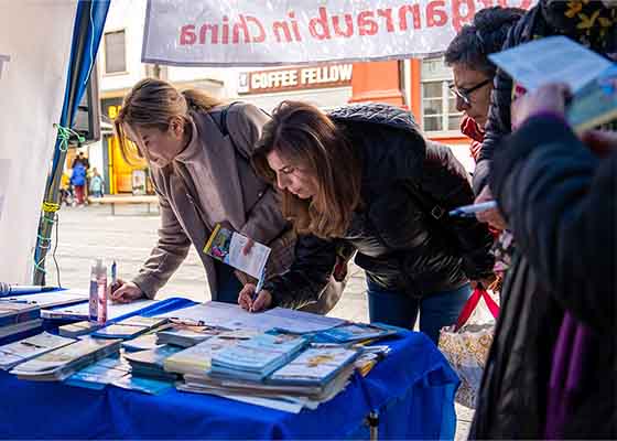 Image for article Mannheim, Allemagne : Des personnes signent une pétition pour mettre fin à la persécution du Falun Gong