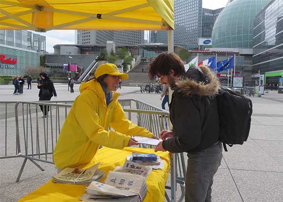 Image for article France : Soutien public au Falun Dafa lors d’une manifestation visant à dénoncer les atrocités du PCC