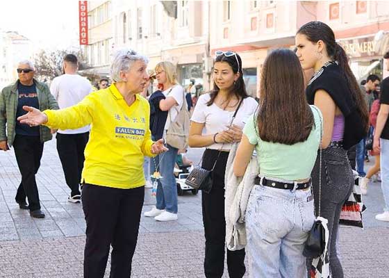 Image for article Plovdiv, Bulgarie : Habitants et touristes découvrent la beauté du Falun Dafa ainsi que la persécution en Chine
