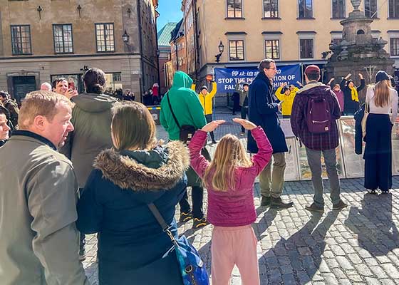 Image for article Suède : Les touristes louent le pouvoir de la compassion et encouragent les efforts des pratiquants pour mettre fin à la persécution