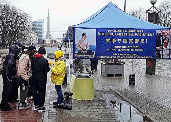 Image for article Lettonie : Des pratiquants de Dafa organisent des activités à Riga pour dénoncer la persécution en Chine