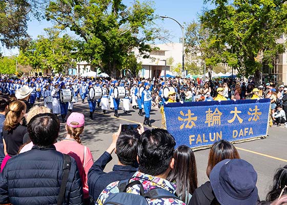 Image for article Californie, États-Unis : Les spectateurs font l’éloge du Tian Guo Marching Band comme meilleure entrée du défilé de l’UC Davis