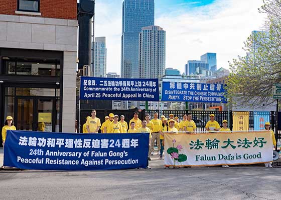 Image for article Chicago, Illinois, États-Unis : Un rassemblement commémore l’appel pacifique lancé à Pékin il y a vingt-quatre ans