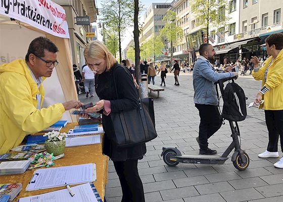 Image for article Allemagne : En commémoration de l’appel du 25 avril, les habitants de Mannheim soutiennent le Falun Gong