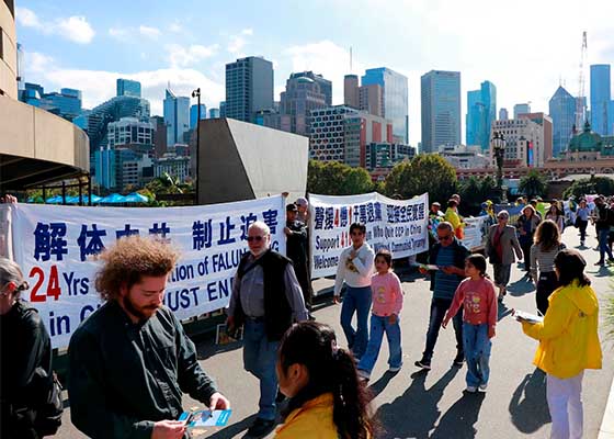 Image for article Melbourne, Australie : Les pratiquants commémorent la résistance pacifique du 25 avril par un mur de banderoles
