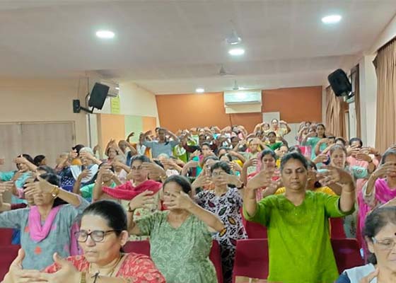 Image for article Pune, Inde : Des travailleurs sociaux apprennent le Falun Dafa