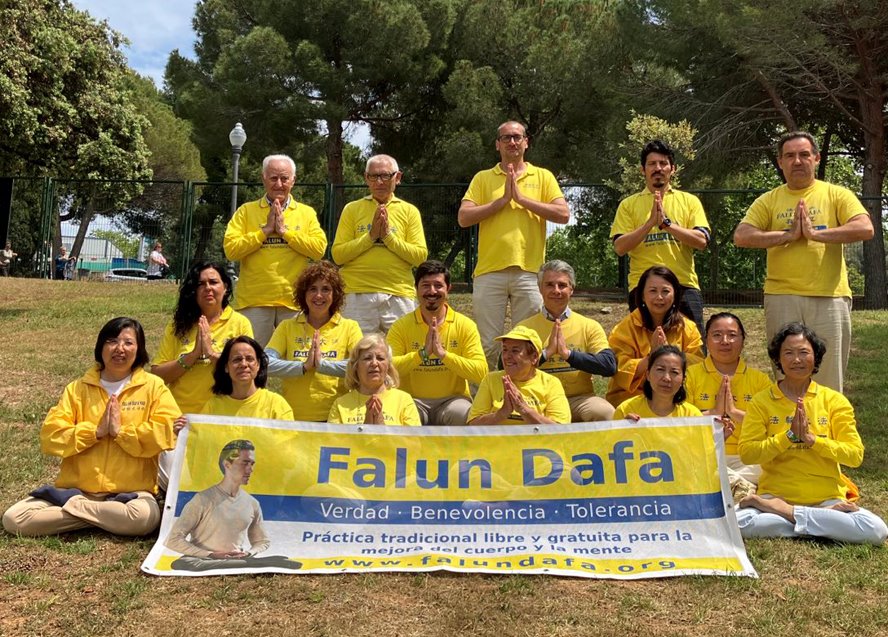 Image for article Les pratiquants de Falun Dafa d’Espagne et du Royaume-Uni célèbrent la Journée mondiale du Falun Dafa et souhaitent respectueusement au vénérable Maître un joyeux anniversaire
