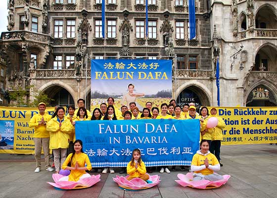 Image for article Des jeunes de Munich apprennent les exercices lors de la célébration de la Journée mondiale du Falun Dafa